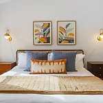 Mid-century Modern Near Restaurants, Coffee And Bars Holiday home