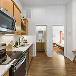 Mid-century Modern Near Restaurants, Coffee And Bars Holiday home *