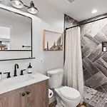 Holiday home Chic And Cozy - Walk To Bars, Coffee, And Restaurants *