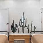 Chic And Cozy - Walk To Bars, Coffee, And Restaurants Holiday home *