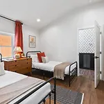 Chic And Cozy - Walk To Bars, Coffee, And Restaurants Holiday home Nashville