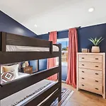 Chic And Cozy - Walk To Bars, Coffee, And Restaurants Holiday home *