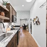 Holiday home Chic And Cozy - Walk To Bars, Coffee, And Restaurants Nashville