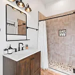 Chic And Cozy - Walk To Bars, Coffee, And Restaurants Holiday home Nashville