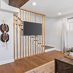 Chic And Cozy - Walk To Bars, Coffee, And Restaurants *