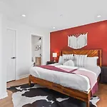 Chic And Cozy - Walk To Bars, Coffee, And Restaurants Holiday home Nashville