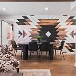 Chic And Cozy - Walk To Bars, Coffee, And Restaurants *