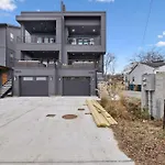 Sleek Multi-Level Stay Rooftop Views & Pool Table