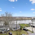 Sleek Multi-Level Stay Rooftop Views & Pool Table