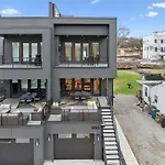 Sleek Multi-Level Stay Rooftop Views & Pool Table