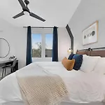 The Trillium & The Iris - 2 Homes 6 Bedrooms