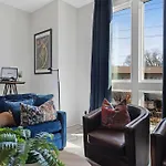 The Trillium & The Iris - 2 Homes 6 Bedrooms *
