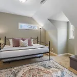 Holiday home Big Cozy House 3 Mi To Downtown With Outdoor Fire Pit *