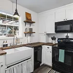 Big Cozy House 3 Mi To Downtown With Outdoor Fire Pit *