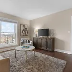 On Famous Music Row - Pool, Parking, Walk To Bars Holiday home