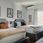 Holiday home Perfect Cma Fest Hq, Rooftop 10 Mins To Downtown, Garage, Ping Pong, Karaoke, Axe Throwing, Shuffleboard, 10 Mins To Broadway, 5 Mins To Five Points, Perfect For Bachelors Or Bachelorettes, 24 Hr Hospitality *