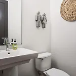 Holiday home Perfect Cma Fest Hq, Rooftop 10 Mins To Downtown, Garage, Ping Pong, Karaoke, Axe Throwing, Shuffleboard, 10 Mins To Broadway, 5 Mins To Five Points, Perfect For Bachelors Or Bachelorettes, 24 Hr Hospitality Nashville