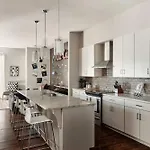 Holiday home Perfect Cma Fest Hq, Rooftop 10 Mins To Downtown, Garage, Ping Pong, Karaoke, Axe Throwing, Shuffleboard, 10 Mins To Broadway, 5 Mins To Five Points, Perfect For Bachelors Or Bachelorettes, 24 Hr Hospitality
