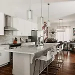 Perfect Cma Fest Hq, Rooftop 10 Mins To Downtown, Garage, Ping Pong, Karaoke, Axe Throwing, Shuffleboard, 10 Mins To Broadway, 5 Mins To Five Points, Perfect For Bachelors Or Bachelorettes, 24 Hr Hospitality Holiday home *