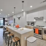 3br2ba Lux Pool Walk To Broadway 08mi *