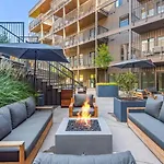 3br2ba Lux Pool Walk To Broadway 08mi