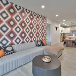 3br2ba Lux Pool Walk To Broadway 08mi