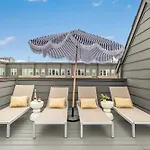 The Hawkins House - Walk To Gulch, Rooftop Views! Holiday home Nashville