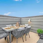 The Hawkins House - Walk To Gulch, Rooftop Views! Holiday home