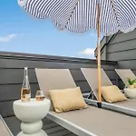 Holiday home The Hawkins House - Walk To Gulch, Rooftop Views!