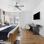 The Hawkins House - Walk To Gulch, Rooftop Views! Holiday home *