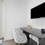 The Hawkins House - Walk To Gulch, Rooftop Views! Holiday home Nashville