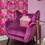 Diva Glam - Luxe - Dt 2Miles - 8 Q Beds - Wow