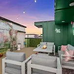 Bloom Haus Dt 2Miles - 8 Q Beds - Rooftop - Omg