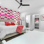 14 Bed Luxe Retreat With Game & Perfect For Large Groups! Holiday home