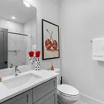 Holiday home 14 Bed Luxe Retreat With Game & Perfect For Large Groups!