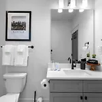 Holiday home 14 Bed Luxe Retreat With Game & Perfect For Large Groups!