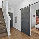 Stunning Modern Townhome With 9 Beds, Walk To Shops