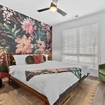 Stunning Modern Townhome With 9 Beds, Walk To Shops
