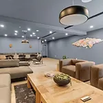 Penthouse Luxury With Pool Patio And View Walk To Broadway Holiday home