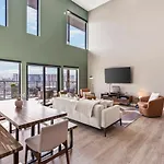 Holiday home Penthouse Luxury With Pool Patio And View Walk To Broadway