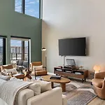 Penthouse Luxury With Pool Patio And View Walk To Broadway Holiday home