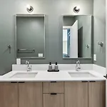 Holiday home Penthouse Luxury With Pool Patio And View Walk To Broadway *