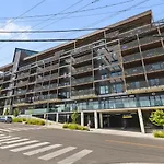 Holiday home Penthouse Luxury With Pool Patio And View Walk To Broadway *