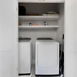 The Traveller New Redesign With Peloton & Sauna! Holiday home *