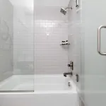 The Traveller New Redesign With Peloton & Sauna! Holiday home