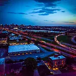 Luxe Pool Hot Tub & Game Room Downtown Nashville