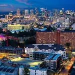 Walkable Midtown Location Modern Amenities Pool Gym Anthem By Avantstay