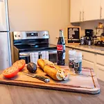 Sleeps 6-Full Kitchen-4 Beds-Big Couch-Officespace