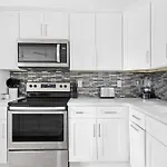 Chic Oasis 5 Mins To Broadway - 8 Beds - B-Nashy