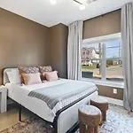 Vibrant In The Nations With Garage Walk To Restaurants And Shops